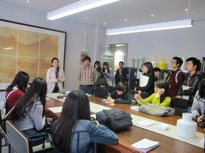 光影與人文的對(duì)話 學(xué)生記者走進(jìn)曇華林，探秘舞臺(tái)藝術(shù)造型的幕后策劃